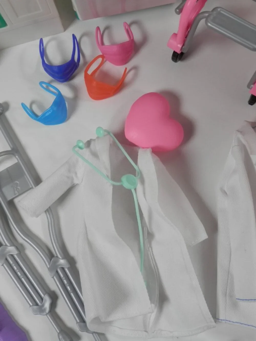 2020 Barbie Fast Cast Clinic Playset Doctor Office Hospital Medical Dough GTN61